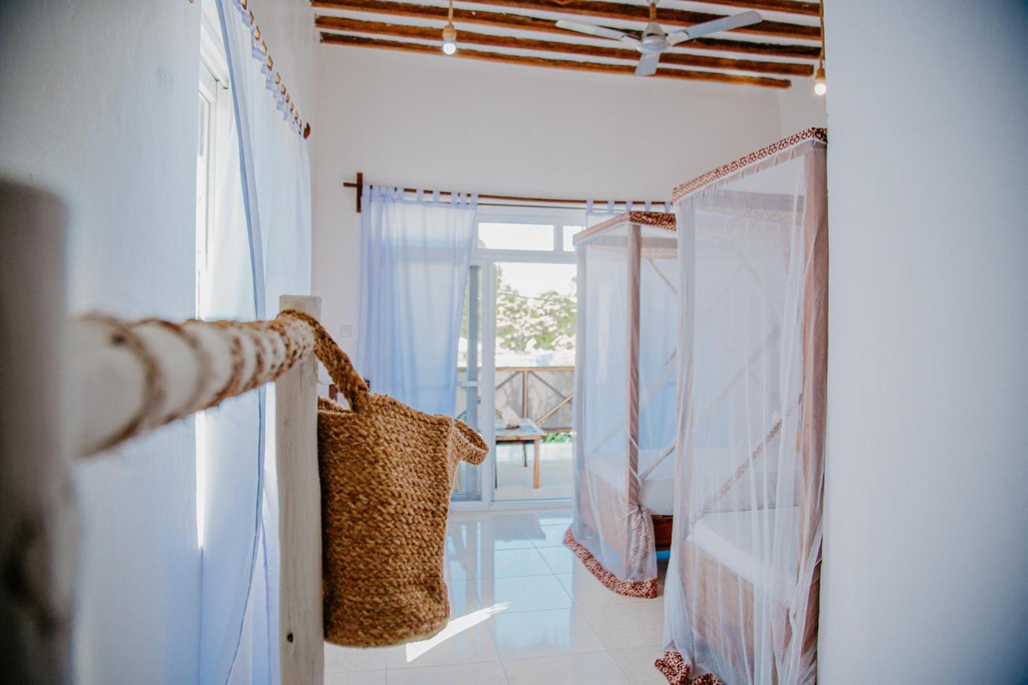 Ocean Boho House Bed & Breakfast Джамбиани Екстериор снимка