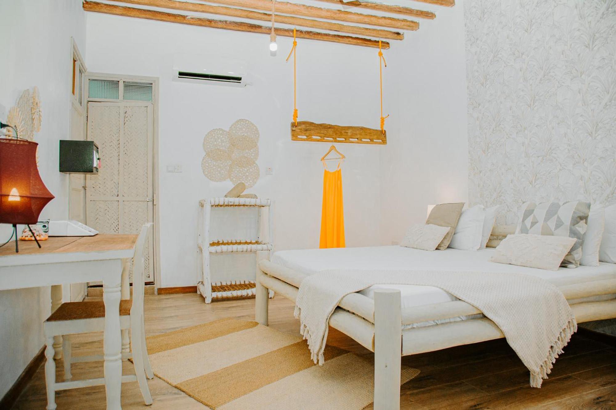 Ocean Boho House Bed & Breakfast Джамбиани Екстериор снимка