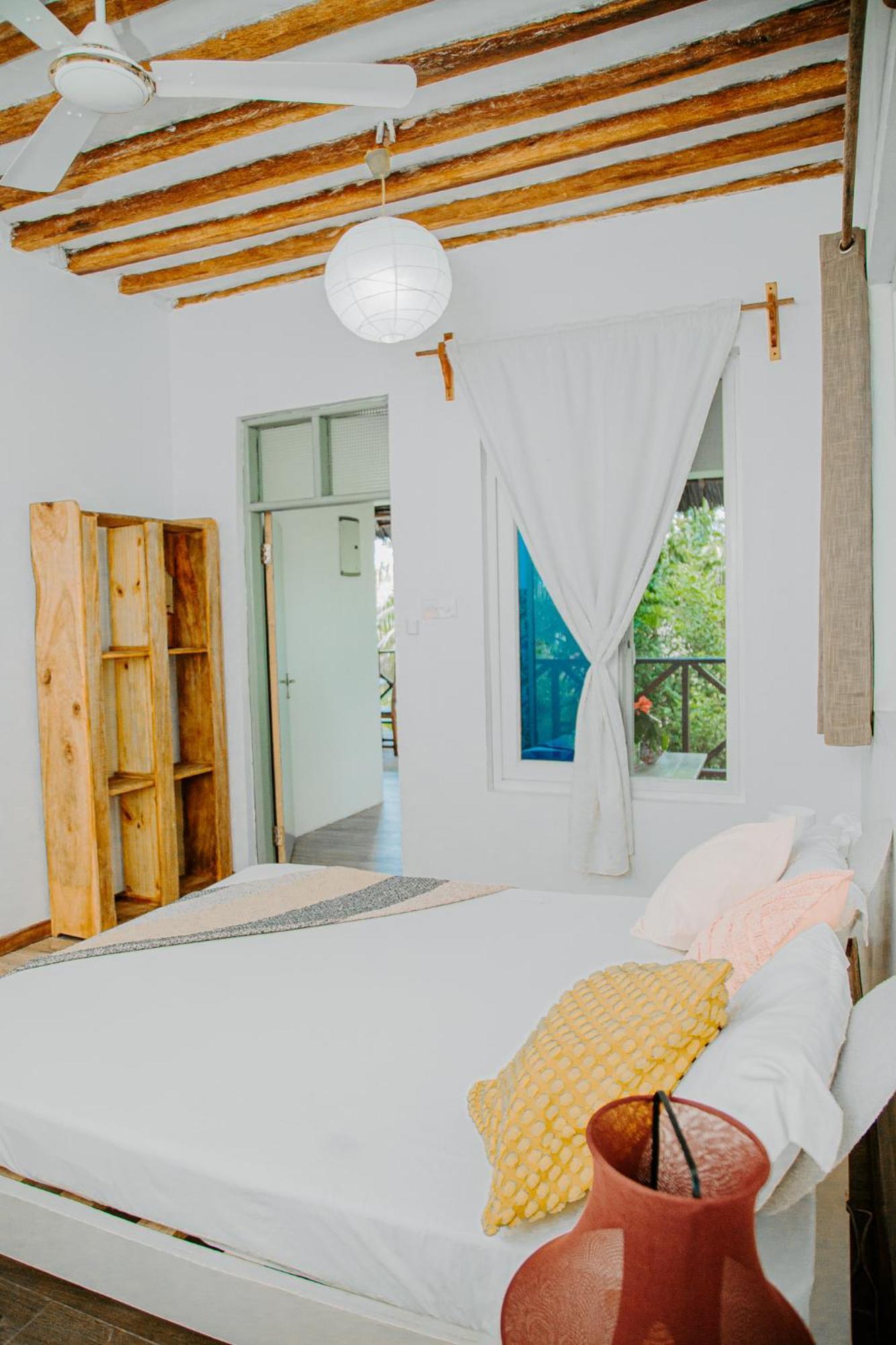 Ocean Boho House Bed & Breakfast Джамбиани Екстериор снимка