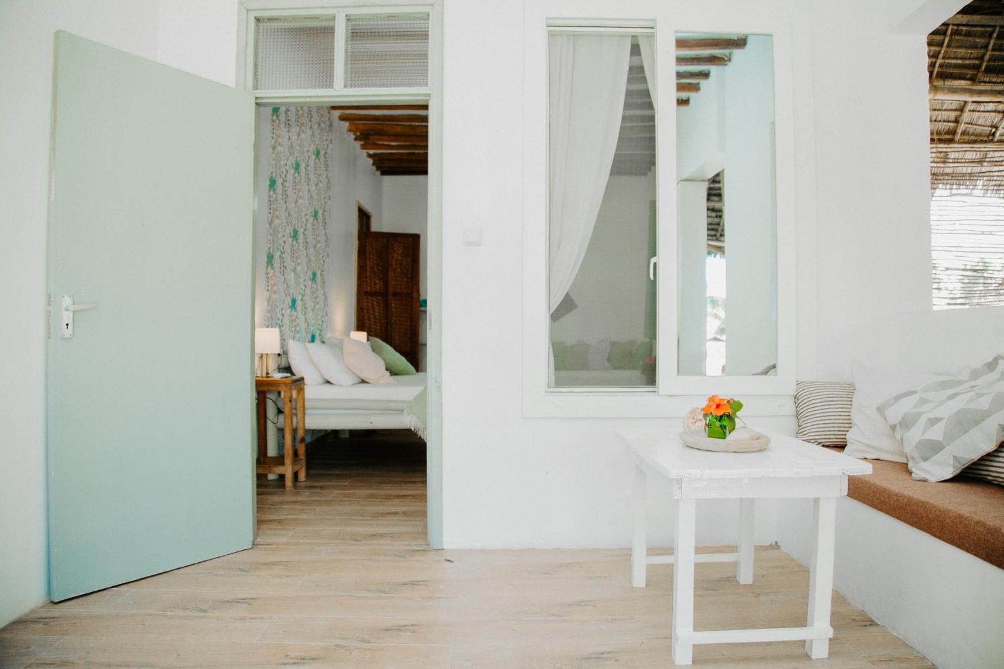 Ocean Boho House Bed & Breakfast Джамбиани Екстериор снимка