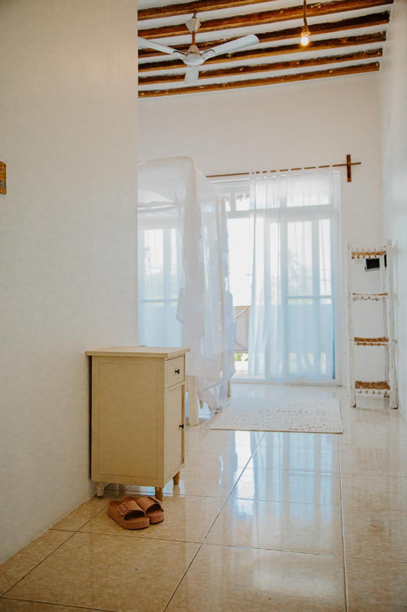 Ocean Boho House Bed & Breakfast Джамбиани Екстериор снимка