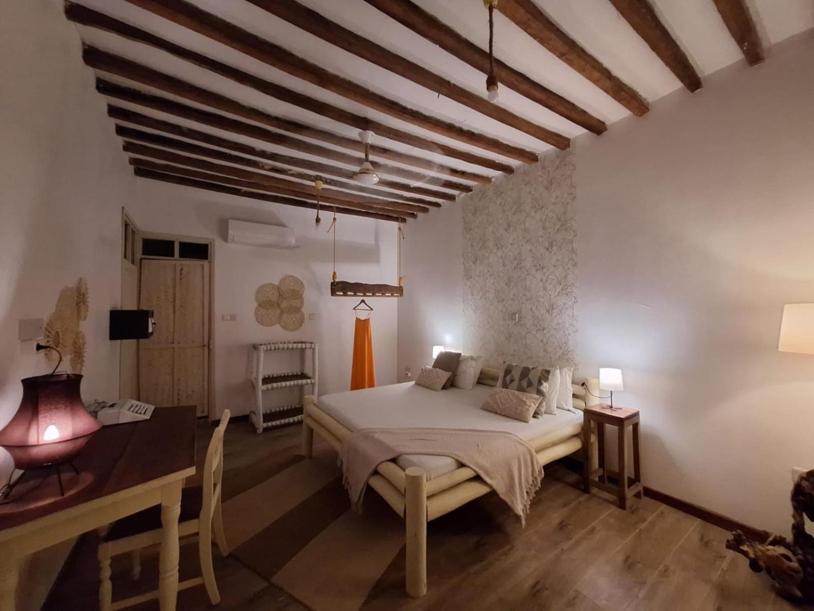 Ocean Boho House Bed & Breakfast Джамбиани Екстериор снимка