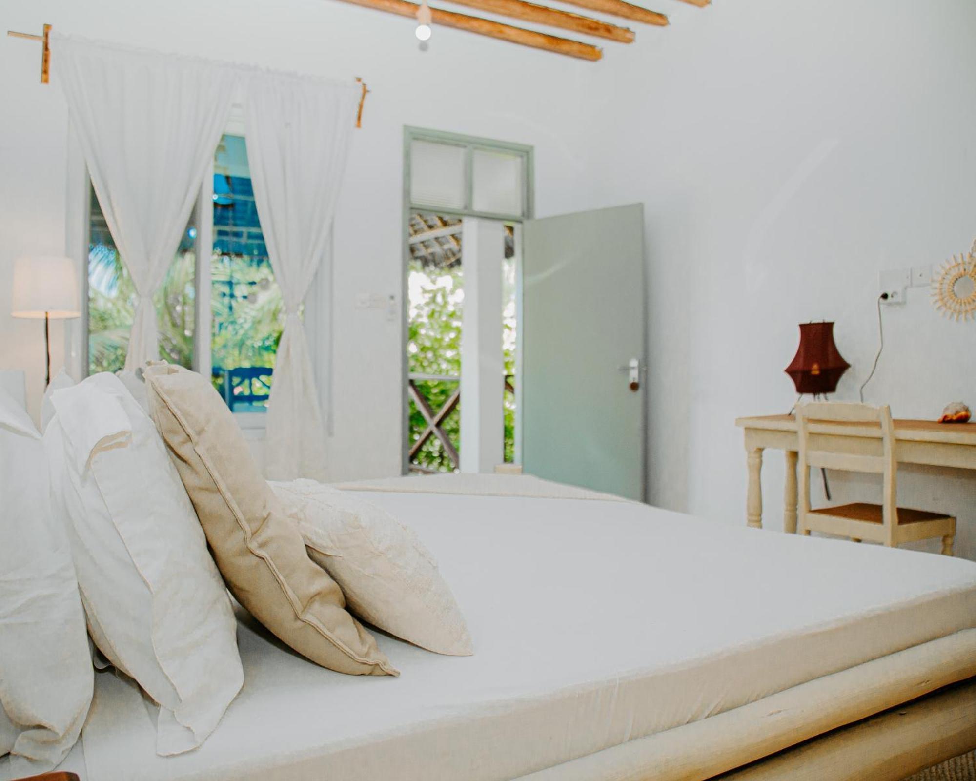 Ocean Boho House Bed & Breakfast Джамбиани Екстериор снимка