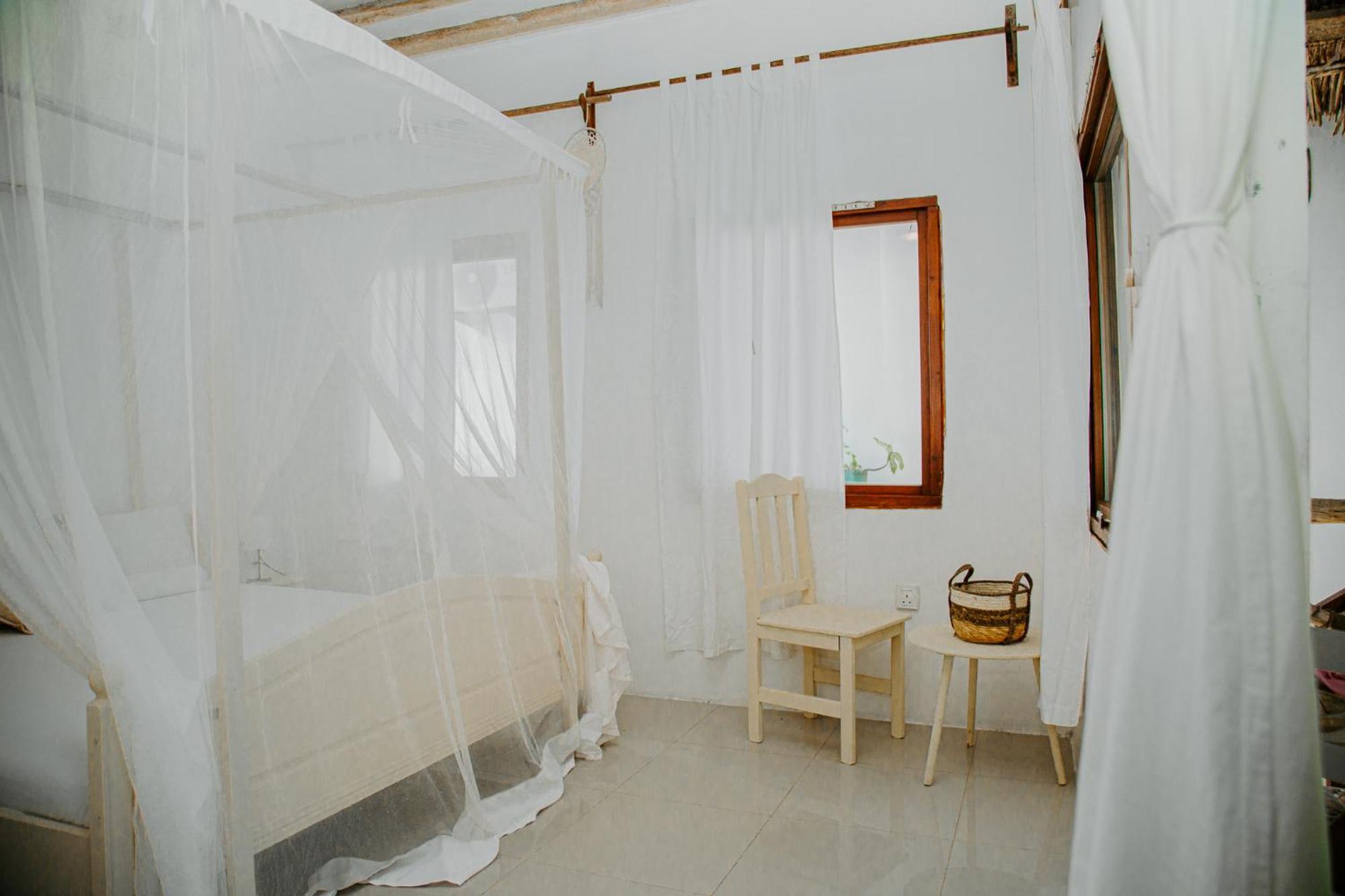 Ocean Boho House Bed & Breakfast Джамбиани Екстериор снимка