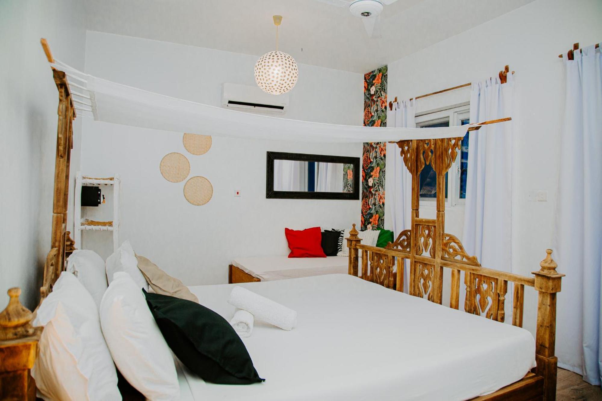 Ocean Boho House Bed & Breakfast Джамбиани Екстериор снимка