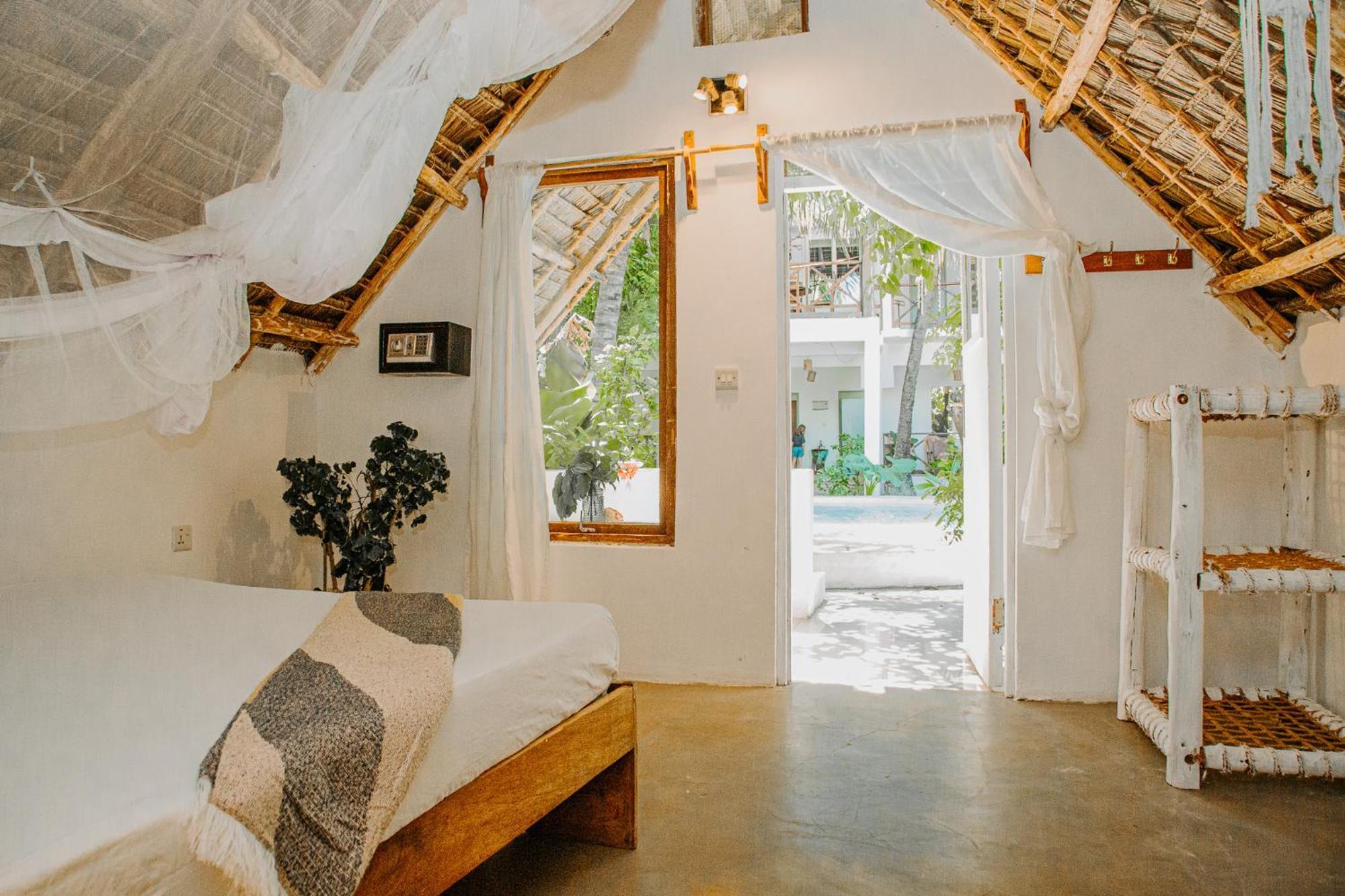 Ocean Boho House Bed & Breakfast Джамбиани Екстериор снимка