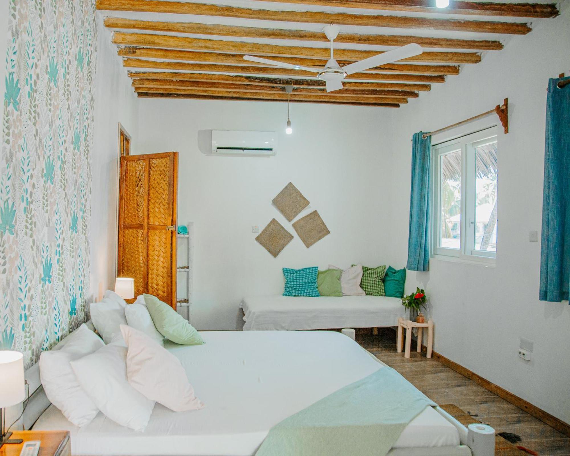 Ocean Boho House Bed & Breakfast Джамбиани Екстериор снимка