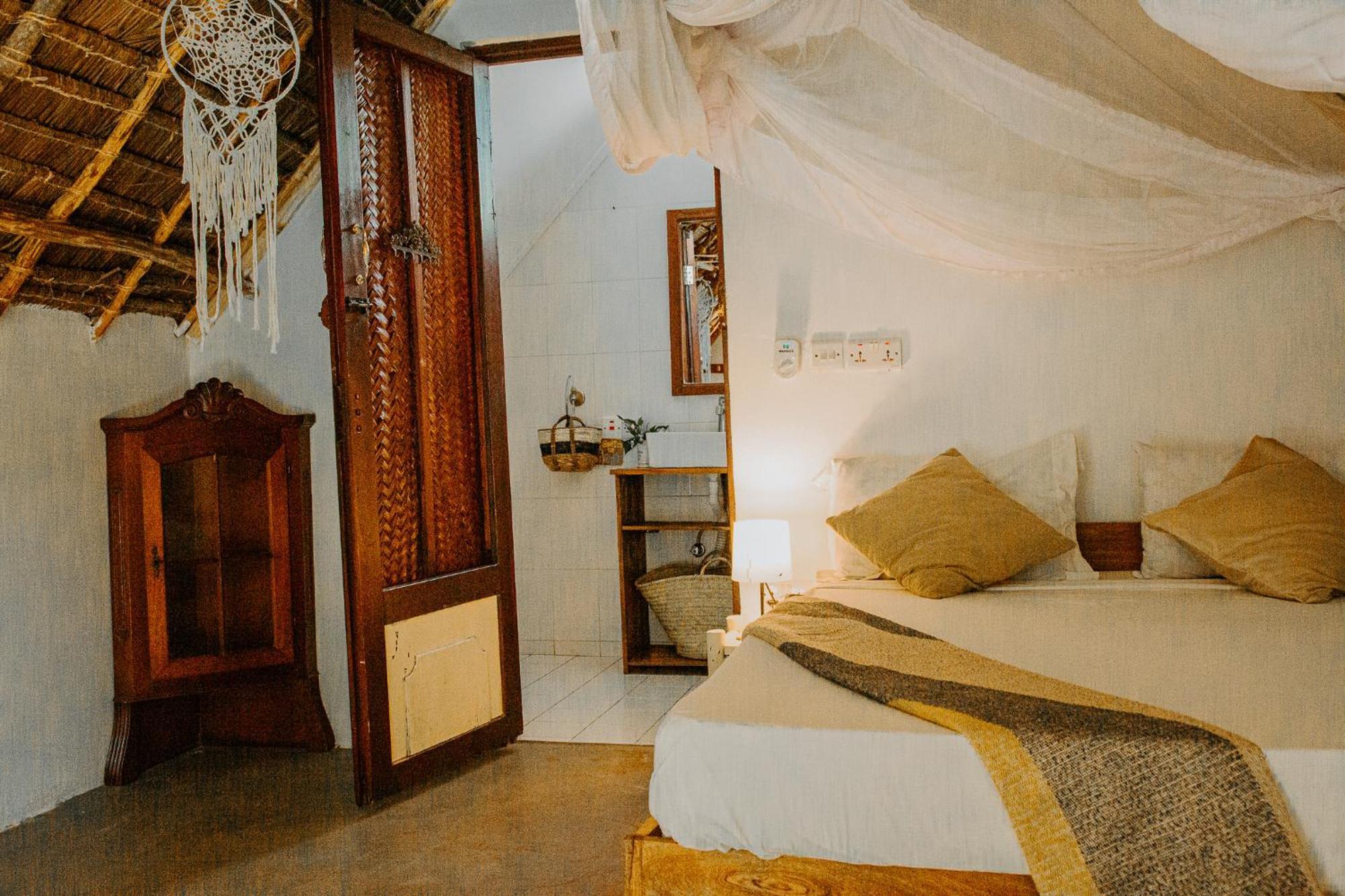 Ocean Boho House Bed & Breakfast Джамбиани Екстериор снимка