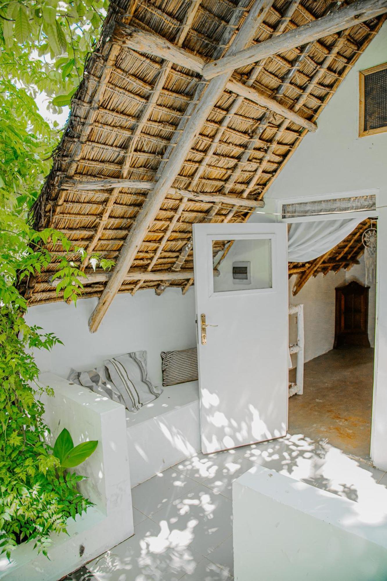 Ocean Boho House Bed & Breakfast Джамбиани Екстериор снимка