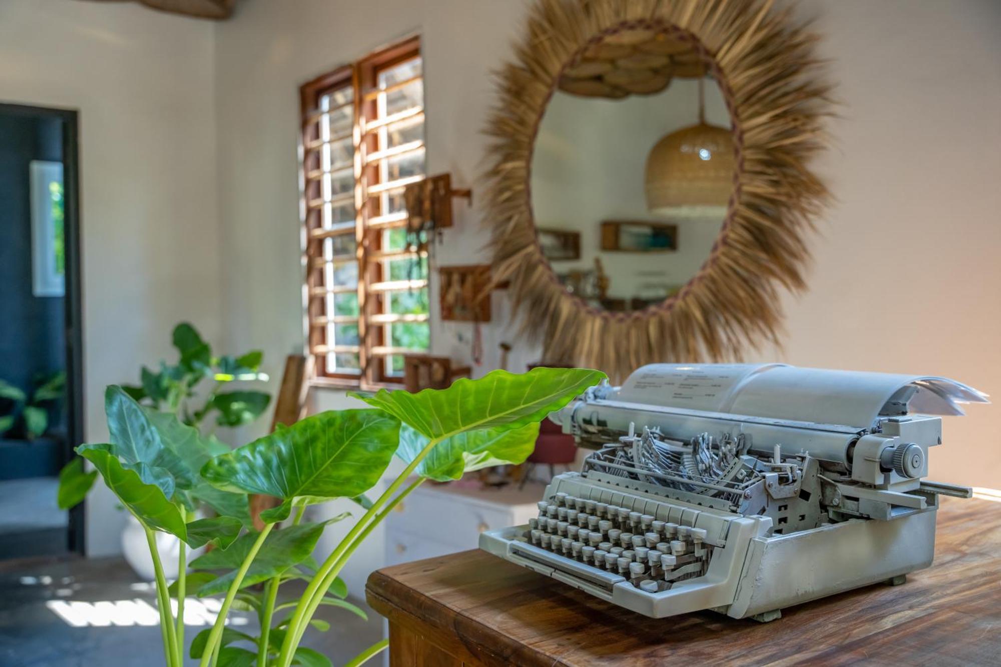 Ocean Boho House Bed & Breakfast Джамбиани Екстериор снимка