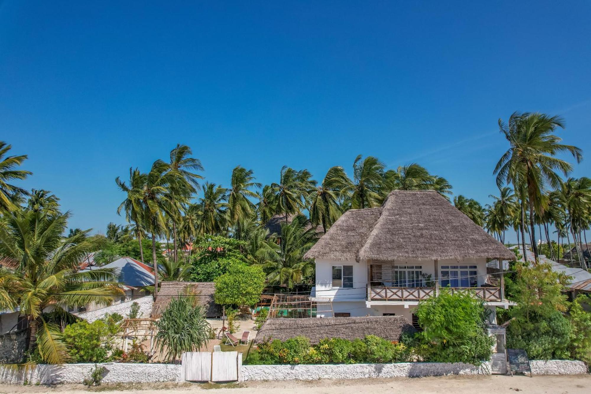 Ocean Boho House Bed & Breakfast Джамбиани Екстериор снимка